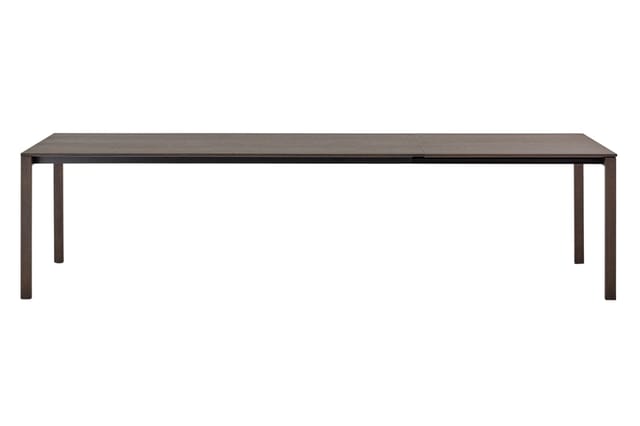 Grijze rechthoekige vergadertafel met donkerbruin houten blad en zwarte metalen poten, frontale weergave.