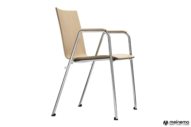 Houten stoel met armleuningen op zilverkleurig metalen frame met zwarte voetdoppen, tegen witte achtergrond.
