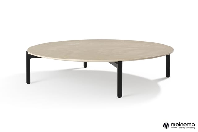 Ronde salontafel met licht grijs blad en zwarte poten, moderne minimalistische vormgeving.