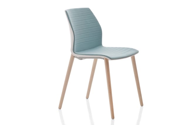 Moderne stoel met lichtblauwe gestoffeerde zitting en rugleuning met horizontale stiksels, natuurhouten poten, tegen witte ac