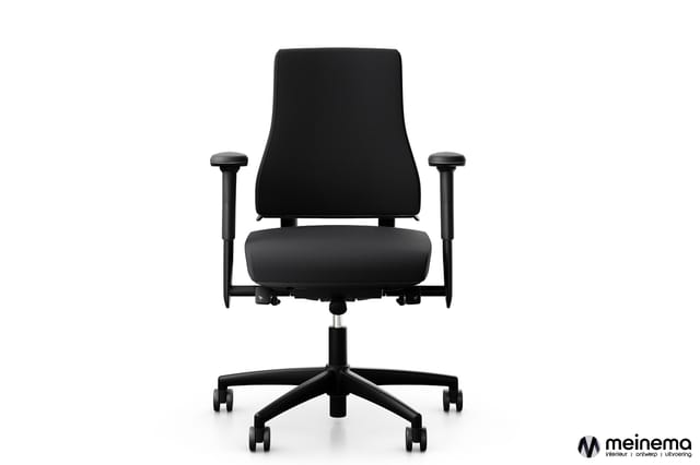 Zwarte ergonomische bureaustoel met hoge rugleuning, verstelbare armleuningen en wieltjes op een zwarte vijfpuntsvoet tegen w