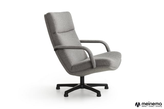 Grijze draaistoel met ergonomische vorm, gestoffeerde zitting en rugleuning, zwarte kruisvoetonderstel, geïsoleerde achtergro