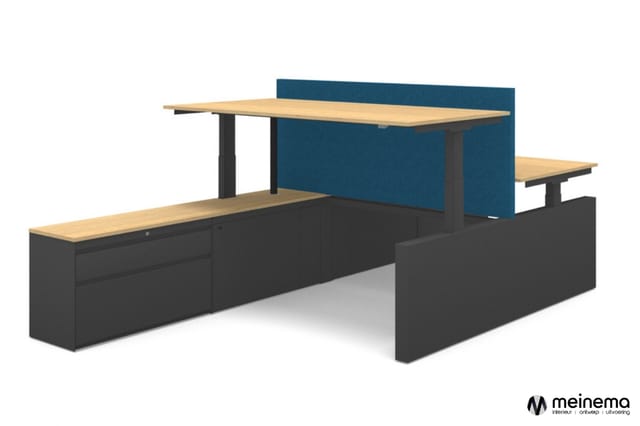 Kantoorreceptie met natuurhouten bladen, donkergrijs onderstel, blauwe akoestische wand, en zwarte steunpoten.