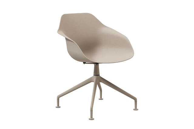 Beige draaibare stoel met ergonomische kunststof zitting, vierpoot onderstel, kantoor- of vergaderruimte.