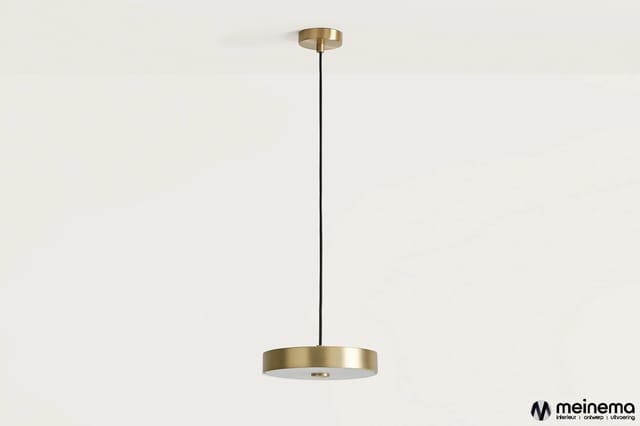 Hanglamp met messing-kleurige ronde kap en zwarte staaldraad ophanging tegen witte achtergrond.