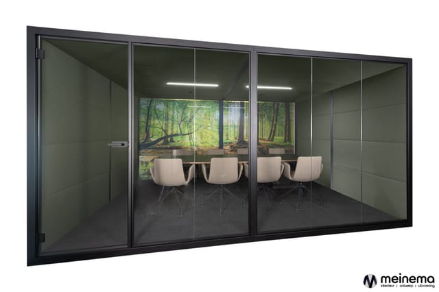 Glazen vergaderruimte met zwart frame, vier beige stoelen, forest wallpaper, LED-verlichting, meinema logo.