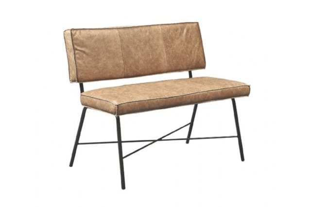 Bankje met cognackleurig leren zitting en rugleuning, zwart metalen frameconstuctie, schuin zicht.