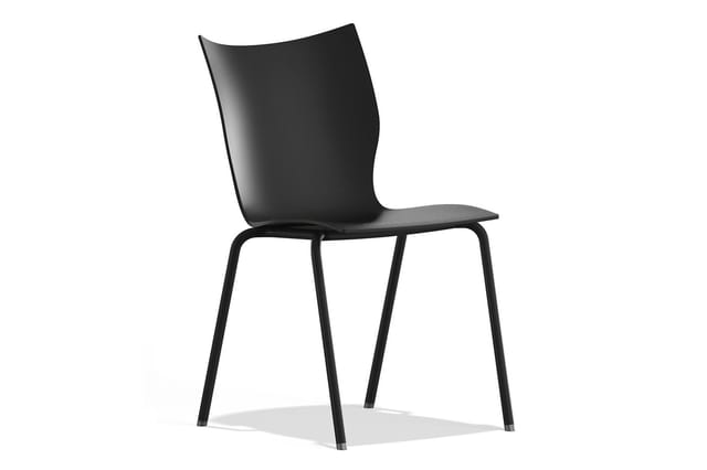 Zwarte stoel met gebogen kunststof rugleuning en zitting, zwart metalen pootframe, eenvoudig modern design.