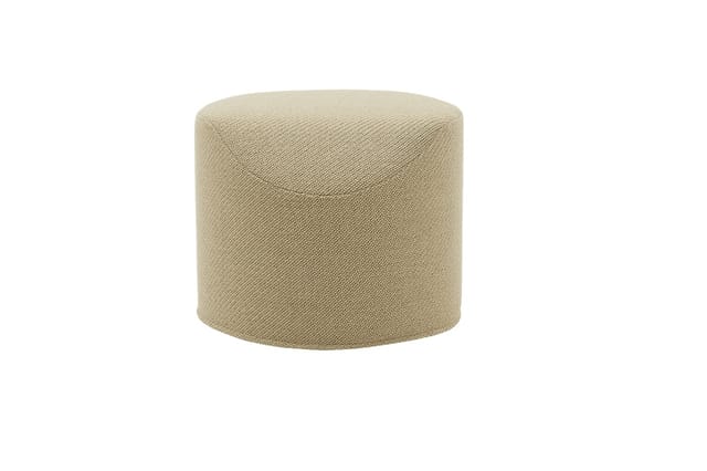 Beige ronde poef of zitkubus met gestructureerde stofbekleding, cilindervormig design, vrijstaand tegen witte achtergrond.