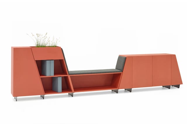Modulaire zitbank in terracotta met grijze zitting, openslaande zijkanten met plantenbak en opbergvakken, metalen poten.