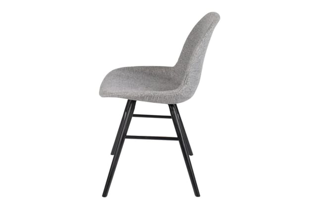 Grijze gestoffeerde stoel met ergonomische rugleuning en zwart houten pootwerk, zijkant weergegeven.