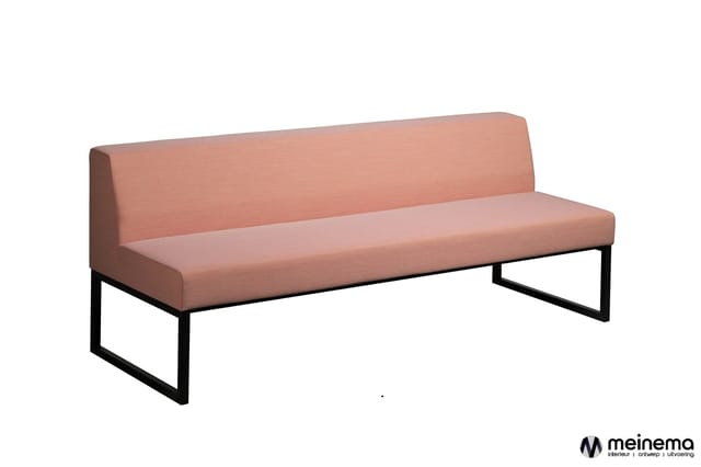 Roze loungebank met hoge rugsteun en zwart stalen onderstel, zijkant aanzicht.