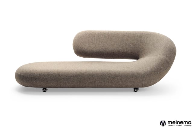 Grijsbeige gebogen bank met ronde vormen, wollen bekleding en zwenkwielen, geïsoleerd tegen witte achtergrond.