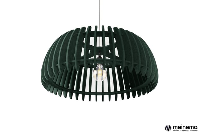Groene hanglamp met slatted koepelvormige kap en zichtbare LED-filament peertje, tegen witte achtergrond.