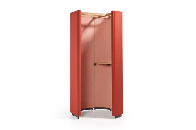 Rode belcel met houten interieur, gesloten design, hoekige vorm met afgeronde onderkant, staande opstelling.