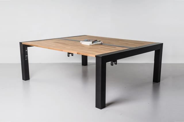 Rechthoekige vergadertafel met natuurlijk houten blad en zwarte stalen frame, vier poten, boeken op tafelblad, in lichte ruim