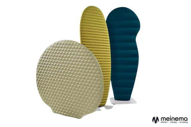Drie akoestische panelen in beige, geel en donkergroen, staand tegen witte achtergrond. Meinema-logo rechtonder.