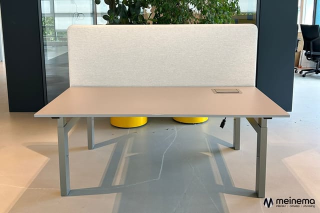 Werkplek met beige bureau op grijze frame, beige akoestische scheidingswand, gele zitballen en zwarte zijwanden in modern kan