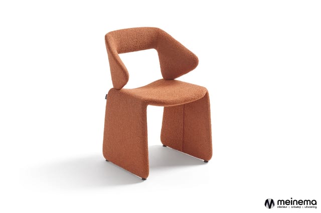 Terracotta stoel met gebogen rugleuning en gestoffeerde zitting, minimalistische vormgeving, staand tegen witte achtergrond.