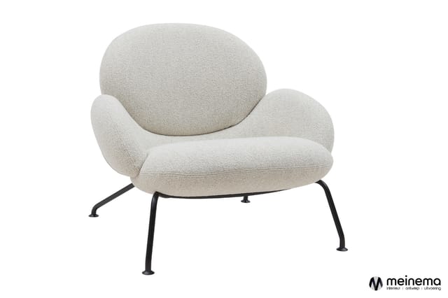 Moderne fauteuil met crème bouclé bekleding, ronde rugkussen, zwart stalen poten, vrijstaand tegen witte achtergrond.