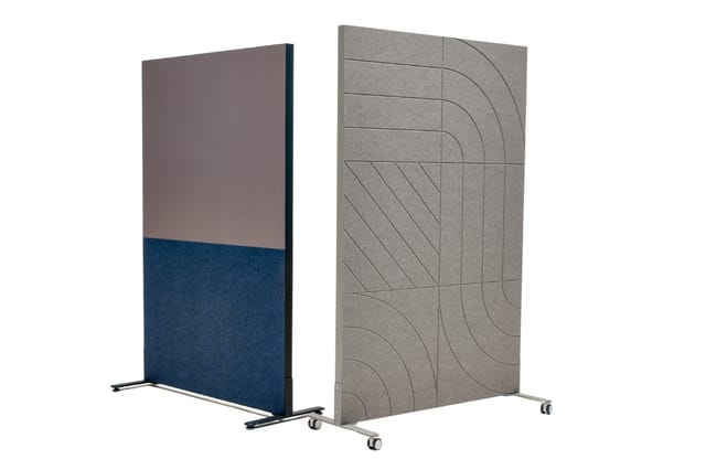Twee verrijdbare akoestische schermen: links grijs-blauwe uitvoering, rechts beige met geometrische patronen.