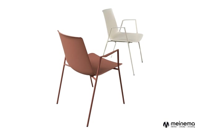 Twee designstoelen met armleuningen: een terracotta-kleurige stoel met draad-frame vooraan, een creme-witte stoel met metalen