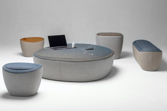 Modulaire zitgroep met grijs linnen bekleding: ronde centrale tafel met blauwe zitkussens, vier bijzettafels en twee rechthoe