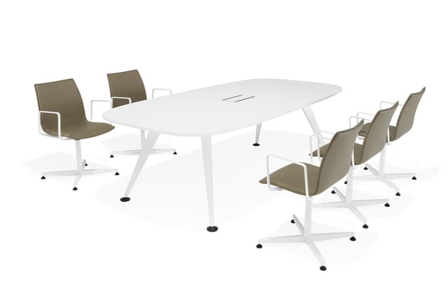 Witte vergadertafel met ovale vorm en zes grijsgroene stoelen met wielen en witte frames op zwarte voetjes.