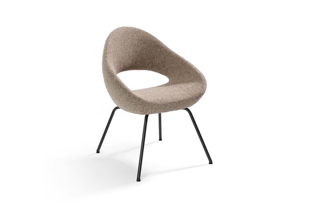Grijsbeige gestoffeerde stoel met ovaal uitgesneden rugleuning en vier zwarte metalen poten op witte achtergrond.