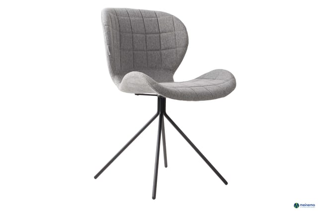 Grijze draaibare stoel met gequilted rugkussen, golvende zitting en zwart metalen driepotig onderstel.