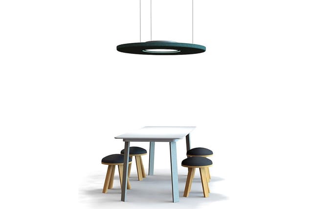 Ronde hanglamp met donkergroene metallic afwerking boven eethoek met lichtblauwe tafel en vier houten krukken met zwarte zitt