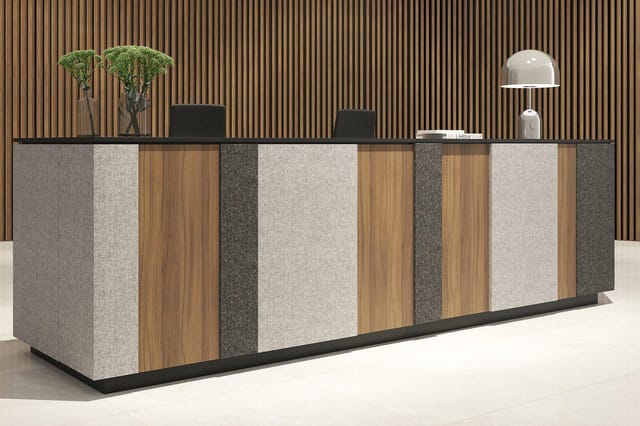 Moderne receptiebalie met gestreepte houten achterwand, gemixt uit lichte natuursteen, houtfineer en donkere panelen. Zwarte