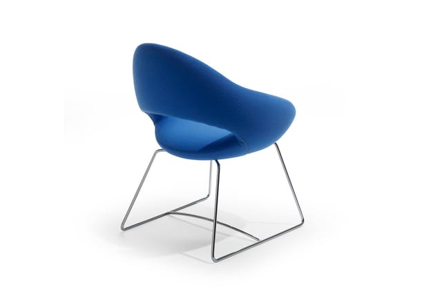 Blauwe design stoel met organische vorm, zitschaal van stof, metalen frame met sledeconstructie, op witte achtergrond.
