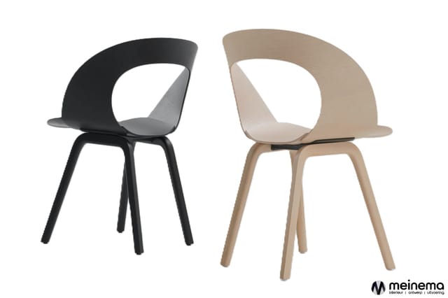 Twee designstoelen met gebogen ruggen: zwarte met zwarte poten en naturelkleurige met naturel poten, beide met armsteunen.