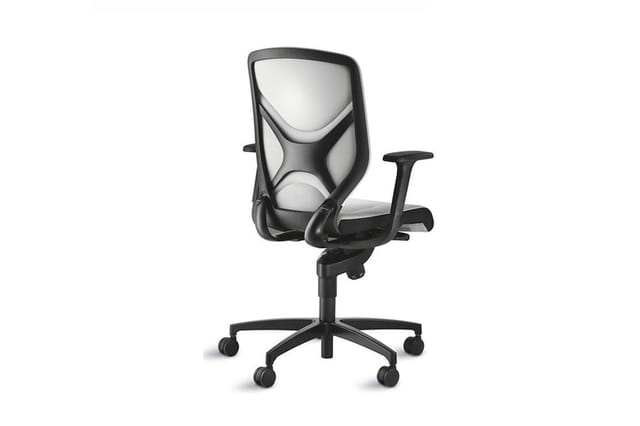 Zwarte kantoorstoel met netrug, grijze zitting, ergonomische vormgeving, verstelbare armleuningen en vijfpotige wielbasis.