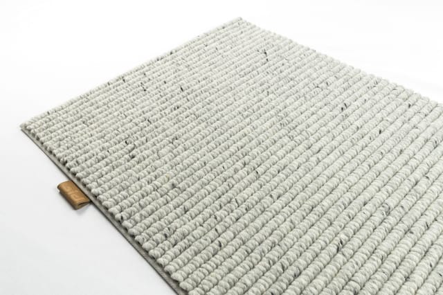 Grijsbeige structuurstof met ribbelmotief, details houten handvat, perspectief opname tegen witte achtergrond
