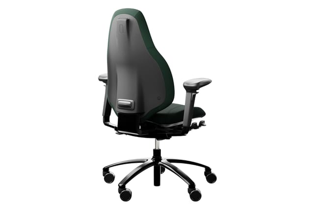 Ergonomische bureaustoel met groen-grijze bekleding, verstelbare armleuningen en zwart kruisvoet met wieltjes, tegen witte ac