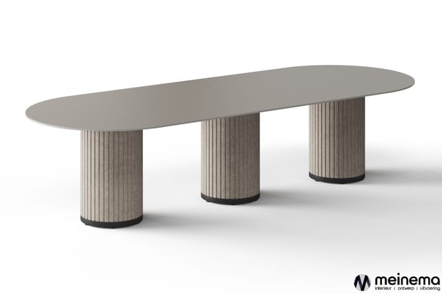 Ovale vergadertafel met grijs blad en drie cilindervormige poten met verticale ribbelpatroon en zwarte voetring.