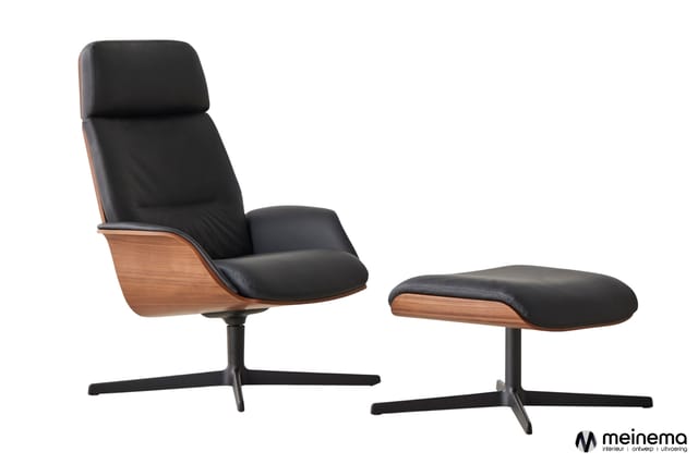 Relaxstoel met voetenbankje, zwart leren zitting, houten schaal in walnootkleur, zwart metalen onderstel, draaibaar.