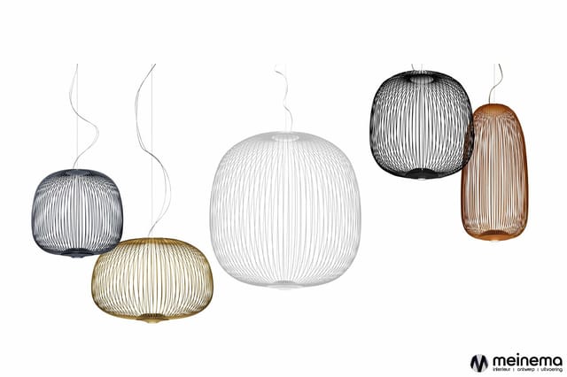 Vijf hangende draadlampen in verschillende vormen en kleuren: bolvormig donkerblauw, platgedrikt goudkleurig, ovaal grijs, bo