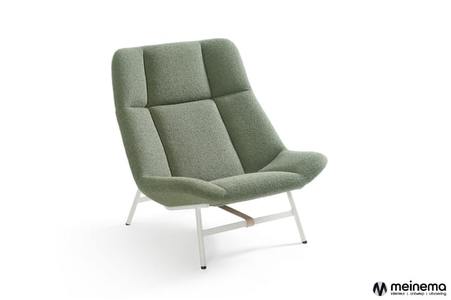Groene loungestoel met gestoffeerde zitting, hoge rugleuning en witte metalen poten met houten detail.