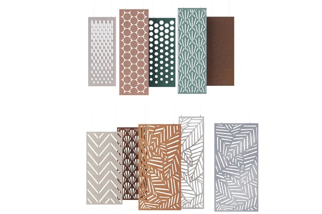 Twee rijen met decoratieve panelen in verschillende patronen en kleuren: grijs, terra, donkergroen, grijs-groen en bruin met