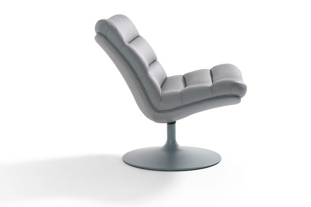 Grijze draaifauteuil met ergonomisch ontwerp, brede zitting en ergonomische rugleuning op zwart voetsteun.