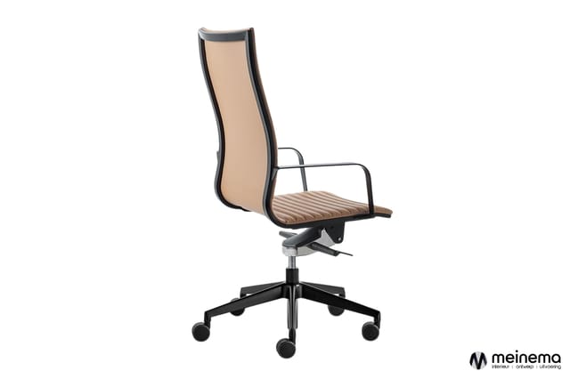 Bureaustoel met beige gestoffeerde zitting en rugleuning, zwart frame, zwarte wielvoet en armsteunen, kantelfunctie.