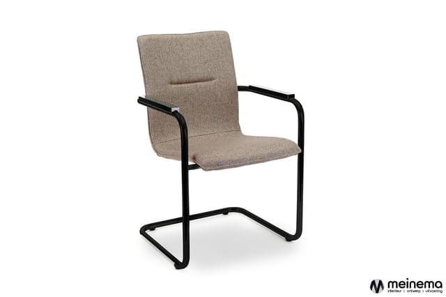 Grijsbeige stoel met armleuningen op zwart metalen sled-onderstel, kant-en-klaar gepositioneerd.