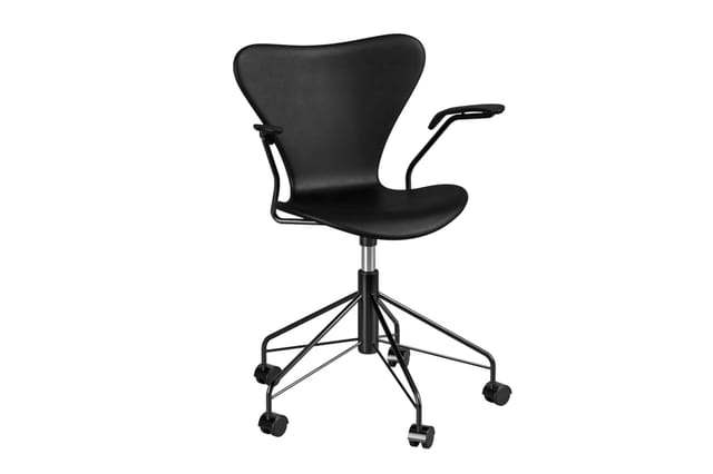 Zwarte bureaustoel met ergonomisch gevormde rugleuning, armsteunen, gasveerstijl en zwenkwielen op voetstelsel.