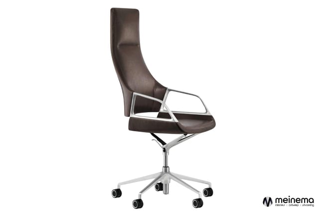 Moderne bureaustoel met donkerbruin lederen bekleding, aluminium armleuningen en vijfpunts wielbasis op witte achtergrond.