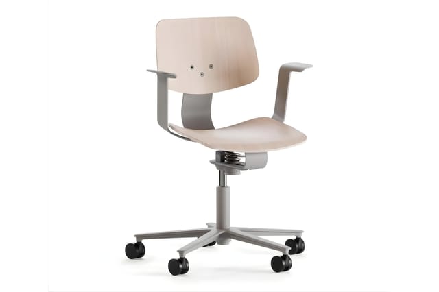 Kantoorstoel met licht houten zitting en rugleuning, grijze metalen frame, armleuningen, gasveer en zwenkvoeten met wielen.
