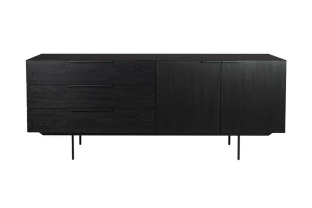 Zwart houten dressoir met twee laden links en twee deuren rechts, op slanke zwarte poten.