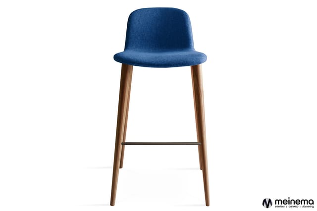 Blauwe barstoel met gestoffeerde zitting en rugleuning, houten poten en voetsteun, tegen witte achtergrond.